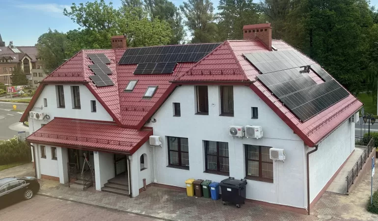 Nowe panele fotowoltaiczne na pięciu gminnych budynkach