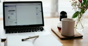 laptop, notatnik, długopis