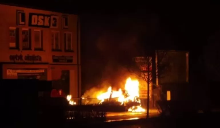 Nocny pożar samochodu na parkingu przy Chrobrego - 30.03.2021
