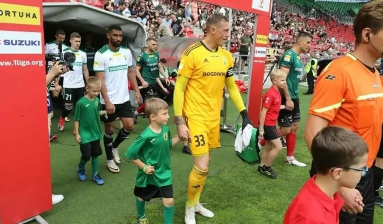 Eskorta młodych piłkarzy Leśnika Kobiór