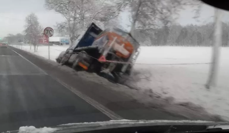 Pługo-piaskarka w rowie - 4.02.2019