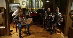Kolęda "Wśród nocnej ciszy" w wykonaniu akordeonistów