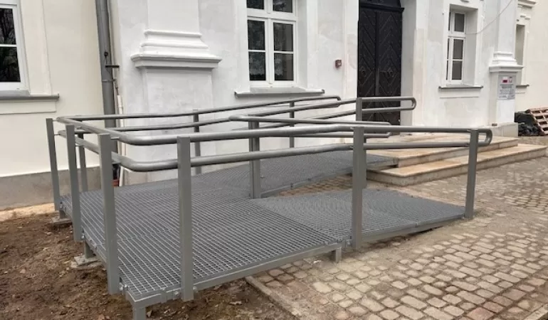 Nowe schody oraz pochylnia w rudołtowickim Zameczku