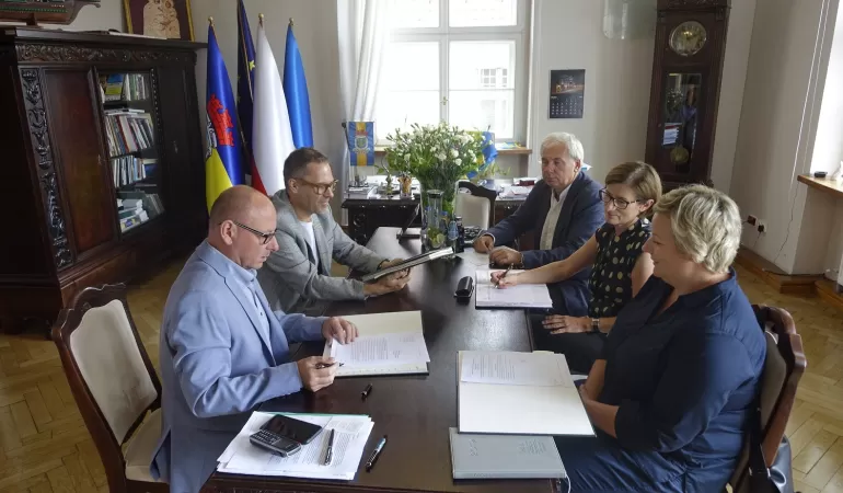Z Ogólnopolską Kartą Seniora do Urzędu Miejskiego,