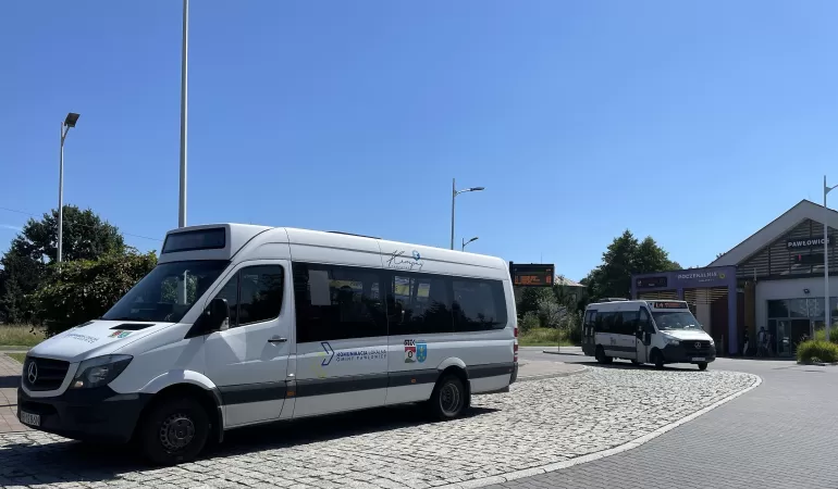 Busy komunikacji lokalnej gminy Pawłowice na przystanku