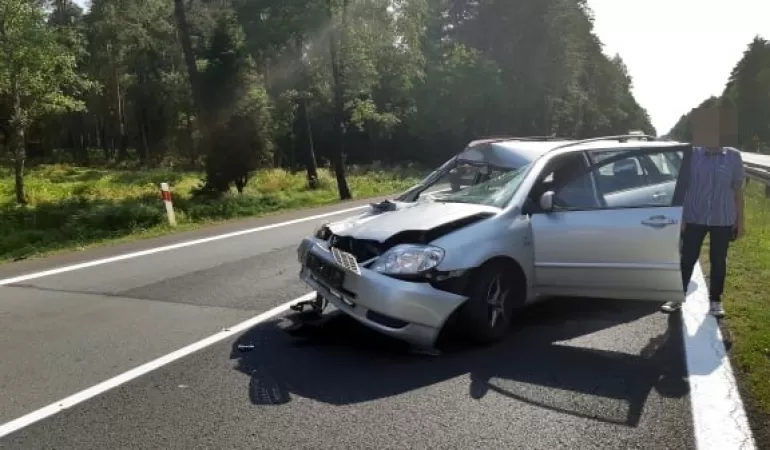 Zderzenie osobówki z dostawczakiem na DK-1 w Kobió