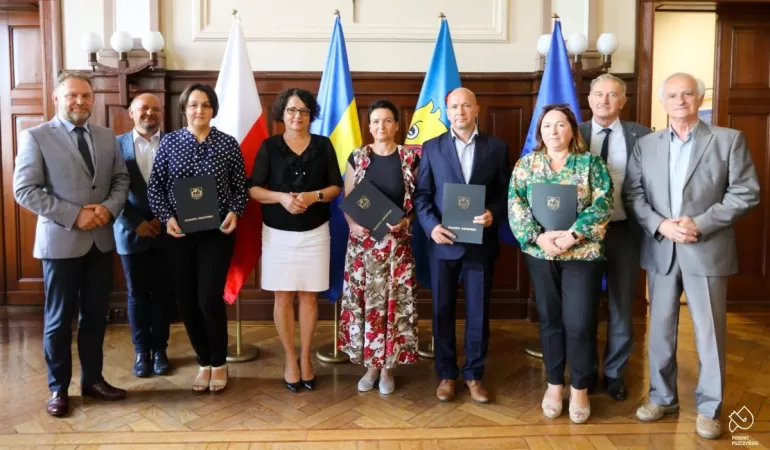 Dyrektorzy powiatowych szkół odebrali akty powierzenia