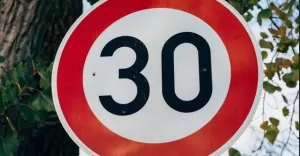 znak, ograniczenie prędkości 30 km/h