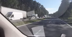 Samochód dostawczy zderzył się z ciężarówką na DK-