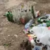 Śmieci na brzegu jeziora. Niedawno sprawę poruszyła radna