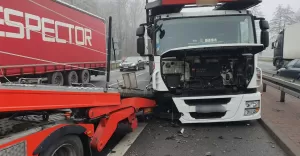 Zderzenie dwóch ciężarówek i osobówki na DK 1