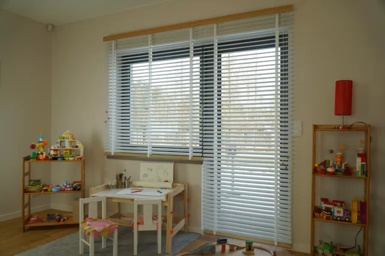 Aluminiowe żaluzje zapewniają ciekawy efekt