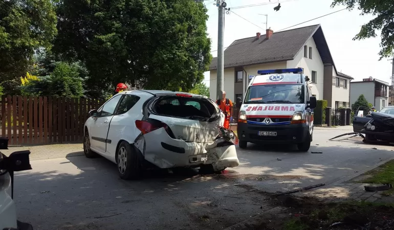 Zderzenie dwóch samochodów na skrzyżowaniu Bratnie