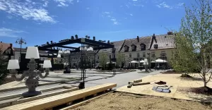 Na rynku w Pszczynie trwa montaż ogrodów Daisy - 21.05.2025