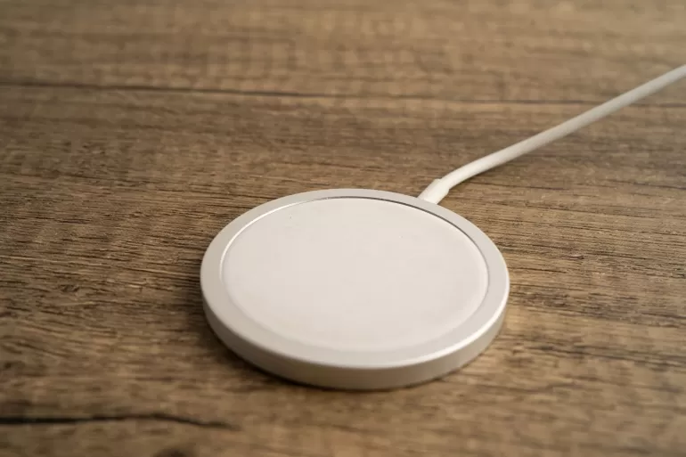 Ładowanie MagSafe - czy musisz zdejmować etui z telefonu?