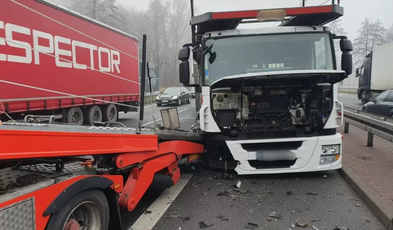 Zderzenie dwóch ciężarówek i osobówki na DK 1