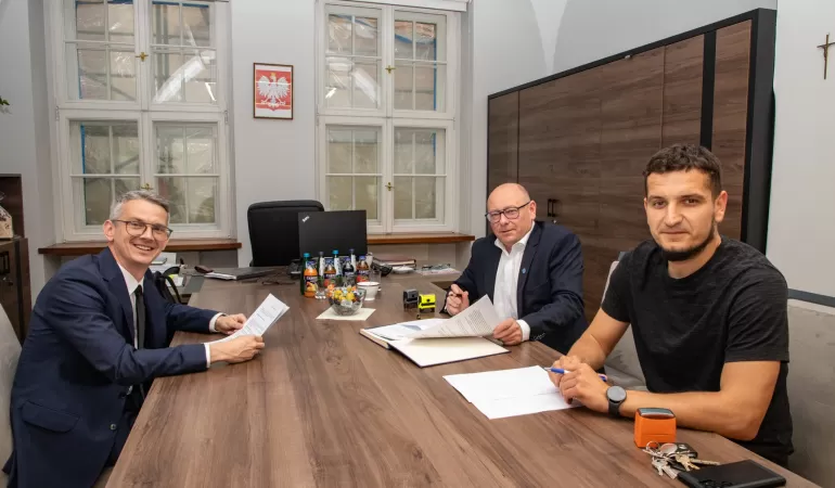 Umowa na zagospodarowanie terenu przy Szkole Podstawowej nr 1 w Pszczynie podpisana!