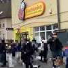 Na szkolnych przerwach młodzież pali papierosy przy Biedronce i blokuje przejście