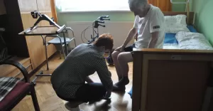 Opiekunka hospicjum Regina Jurga w domu chorego