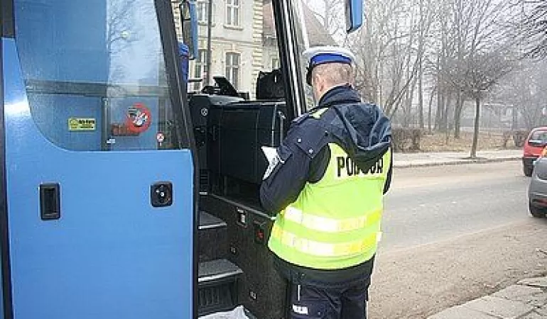 Policjanci kontrolują autobusy