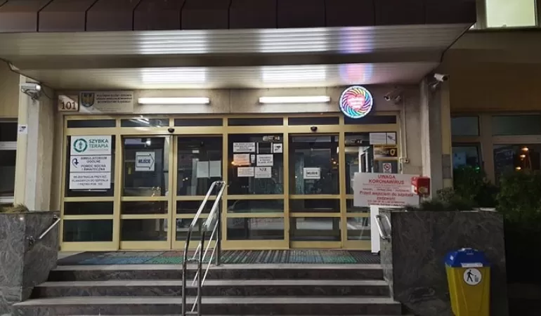 Informacja przed wejściem do Szpitala Wojewódzkiego w Bielsku-Białej