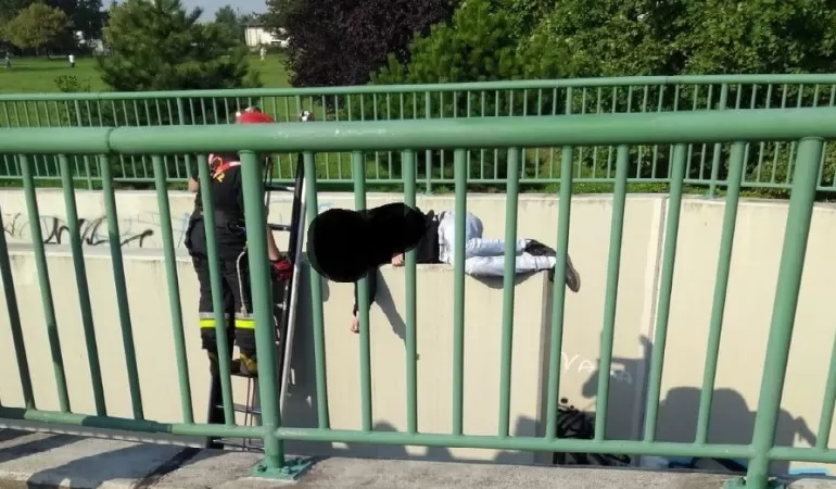 Mężczyczna spał na murze ponad 5 m nad ziemią. Zdj