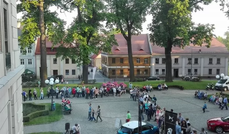 nocne zwiedzanie muzeum - kolejka