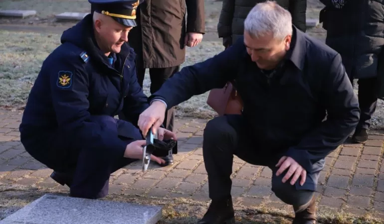 Pobrano próbki ziemi z cmentarza żołnierzy radzieckich