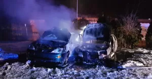 Nocny pożar samochodów na ul. Centralnej w Kobiórze - 31.01.2021