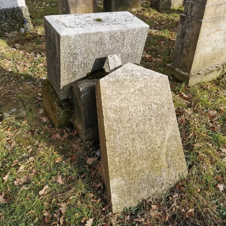 Renowacja nagrobka rabina Mendelssohna, nagrobek przed renowacją