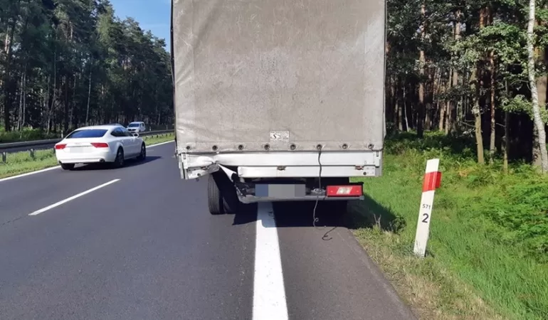 Zderzenie osobówki z dostawczakiem na DK-1 w Kobió