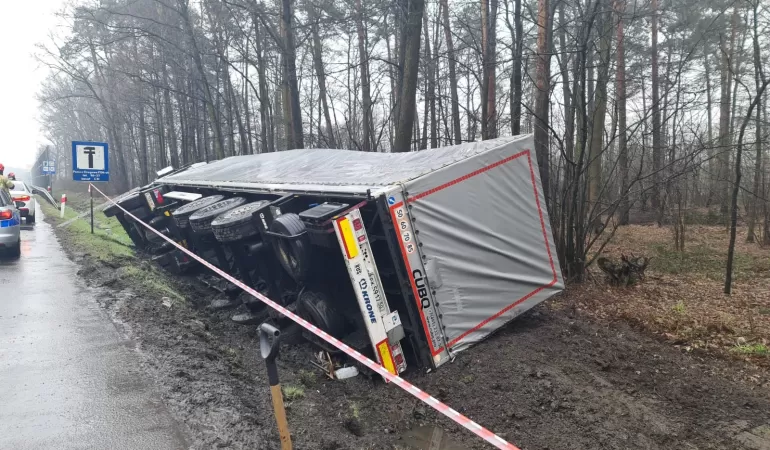 samochód ciężarowy w rowie