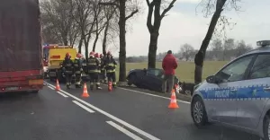 wypadek, auto w rowie