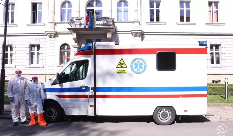 Wymazobus pobiera próbki od mieszkańców powiatu