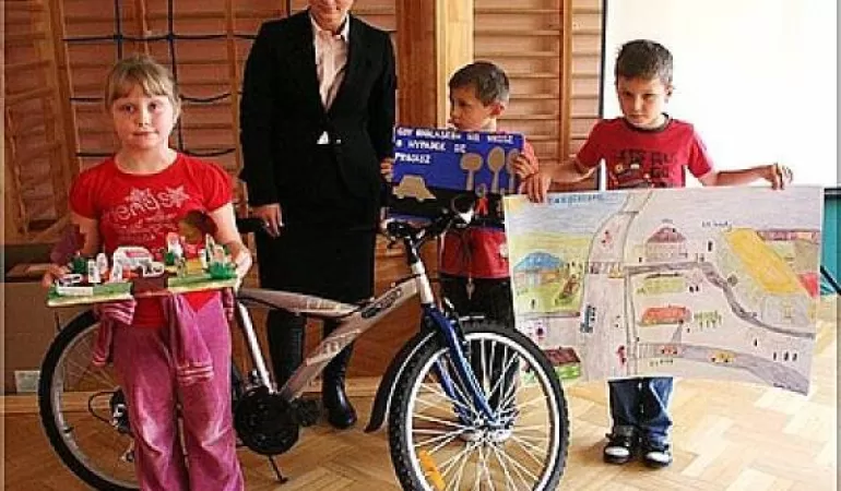 Dzieci uczą się zasad i bawią