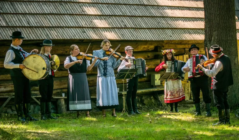 Święto Ziół w pszczyńskim Skansenie Zagrodzie Wsi Pszczyńskiej - występy artystyczne - 15.08.2023 r.