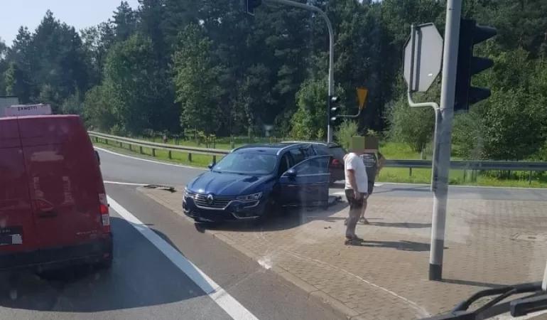 Zderzenie dwóch samochodów na światłach w Kobiórze