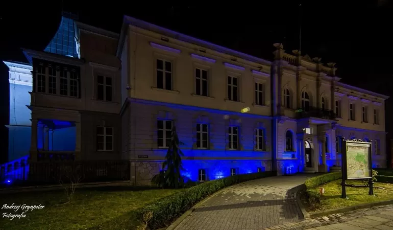 Budynek pszczyńskiego starostwa podświetlony w niebieskim kolorze