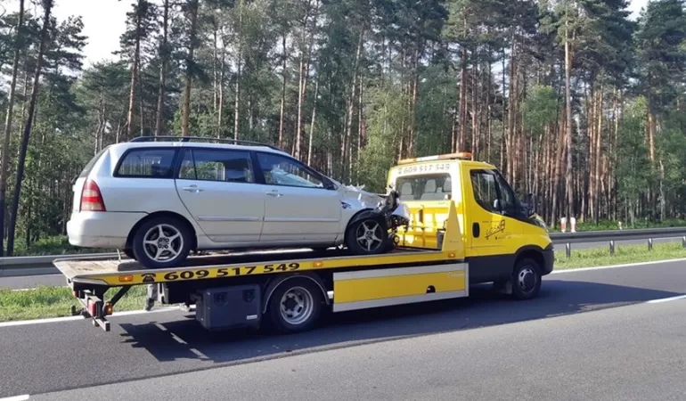 Zderzenie osobówki z dostawczakiem na DK-1 w Kobió
