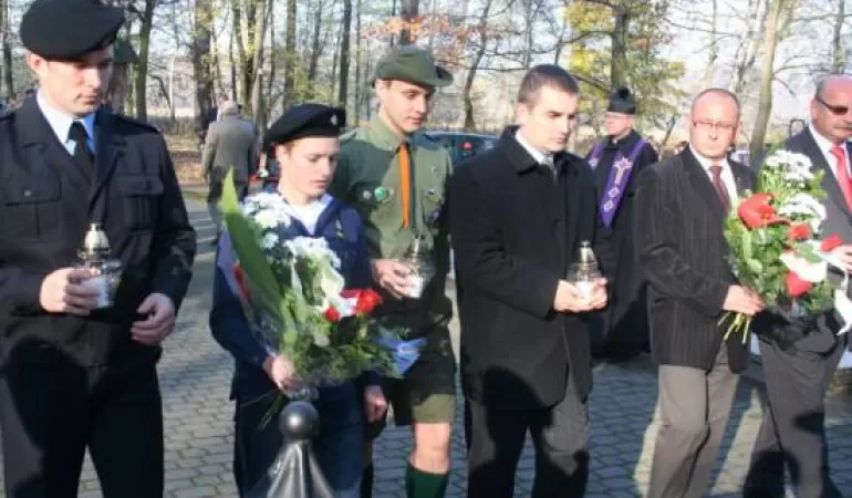 Załóż mundur i przypnij lilijkę