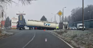Ciężarówka zablokowała drogę podczas manewrowania