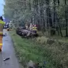 [FOTO] Dachowanie na DK-81 w Pawłowicach. Strażacy i policjanci przeszukiwali las