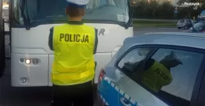 Policjanci kontrolują autokary wycieczkowe
