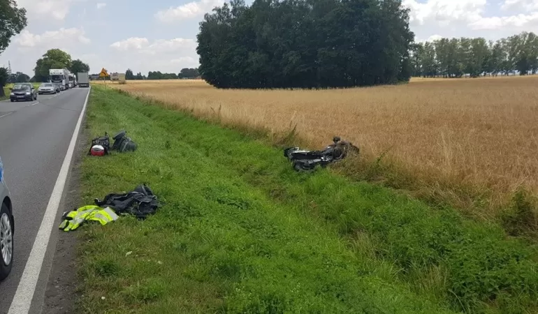 Wypadek w Miedźnej. Motocykl zderzył się czołowo z