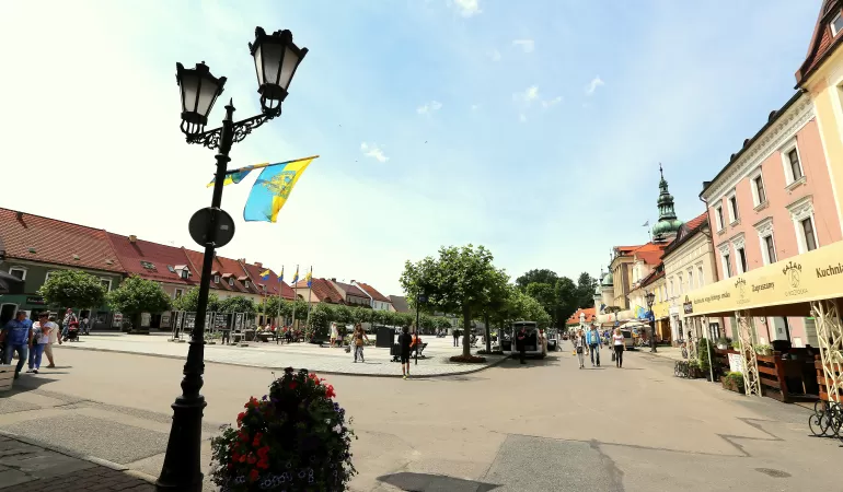 Śląskie flagi na pszczyńskim rynku i ulicy Piastowskiej