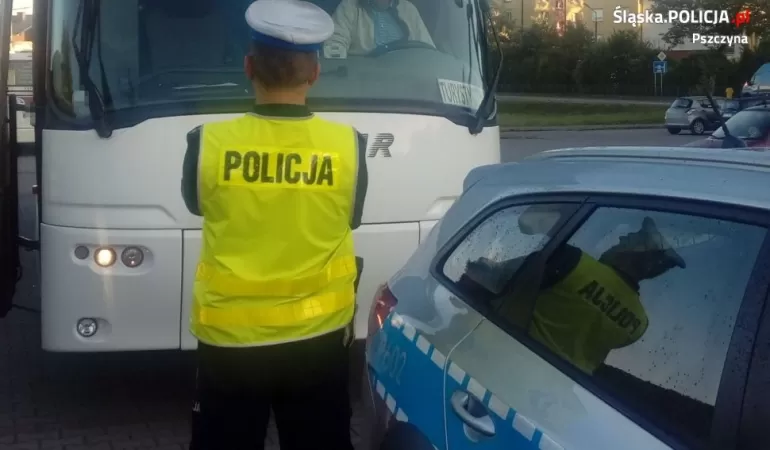 Policjanci kontrolują autokary wycieczkowe