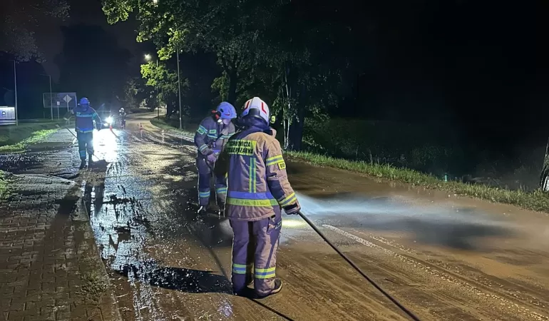 Strażacy OSP Golasowice zadysponowani do zmycia błota z jezdni na ul. Kraszewskiego