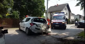 Zderzenie dwóch samochodów na skrzyżowaniu Bratnie