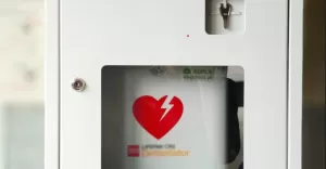 AED - defibrylator w pszczyńskiej komendzie policji