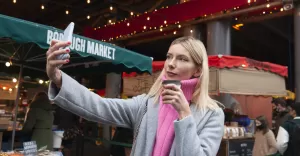 internetowa celebrytka robi sobie selfie na targu